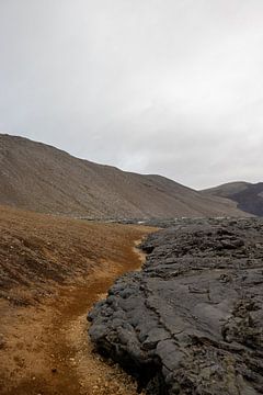 Au bord de la lave solidifiée du volcan Fagradallsfjall, Islande | Photographie de voyage sur Kelsey van den Bosch