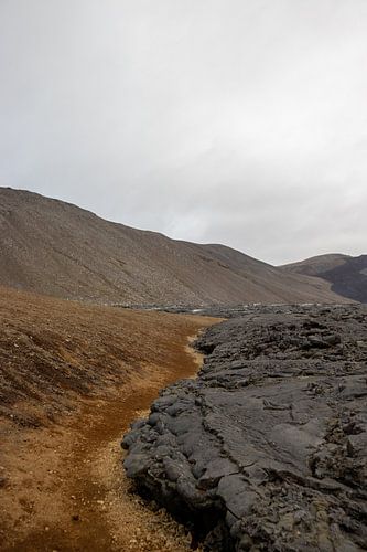 Aan de rand van de gestolde lava van Fagradallsfjall vulkaan, IJsland | Reisfotografie