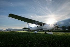 Morgenlicht auf der Landebahn – Bereit zum Abflug von José IJedema