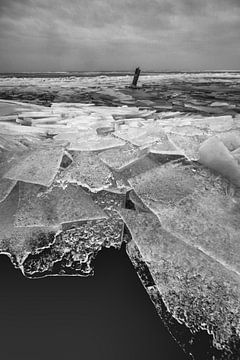 Kruiend ijs op het IJsselmeer bij Stavoren! van Peter Haastrecht, van