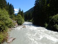 Fließendes Wasser in den Dolomiten, Italien