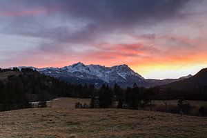 Sonnenuntergang mit wunderschönem Blick auf die Berge