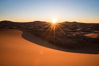 Zonsopkomst in de Sahara woestijn van Marokko