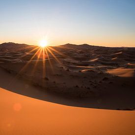 Lever de soleil dans le désert du Sahara au Maroc sur Chris Heijmans
