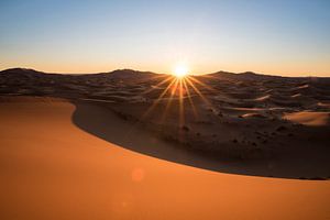 Zonsopkomst in de Sahara woestijn van Marokko van Chris Heijmans