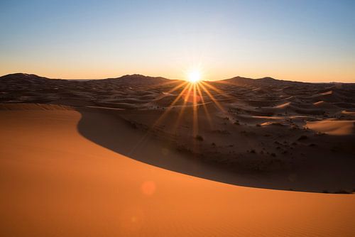 Lever de soleil dans le désert du Sahara au Maroc