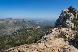 Ausblick in die Berglandschaft am Mittelmeer von Adriana Mueller