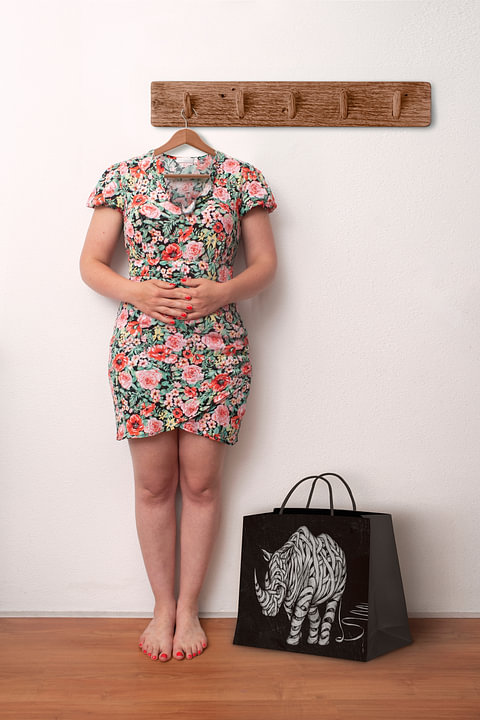 Intrigerende Kunstfoto van Levendige Jurk op Kapstok - Conceptuele Beeldmanipulatie van <span class="secondary-font">Elianne van Turennout</span>
