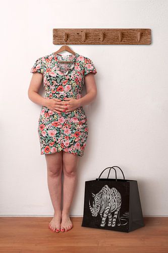 Intrigerende Kunstfoto van Levendige Jurk op Kapstok - Conceptuele Beeldmanipulatie