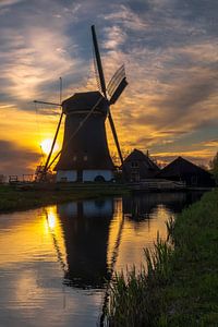 Puur Nederland. Een molen bij zonsondergang. van Gianni Argese