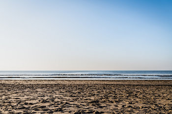 Sonne, Meer, Strand mit strahlend blauem Himmel