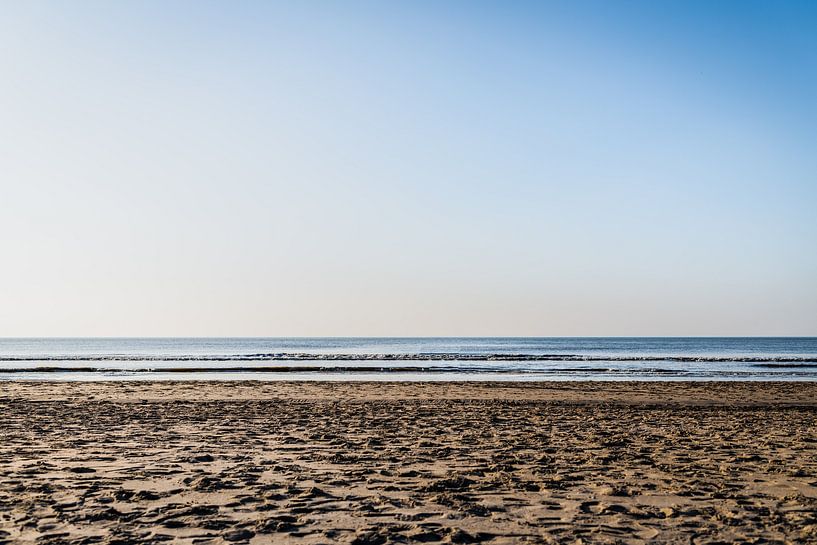 Soleil, mer, plage avec un ciel bleu clair par Linsey Aandewiel-Marijnen