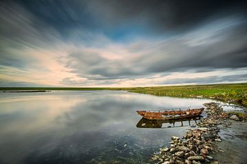 Wrack eines kleinen Bootes im Oosterschelde-Nationalpark von Frans Lemmens