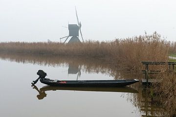 Bateau et moulin à vent Kinderdijk dans le brouillard sur Merijn Loch