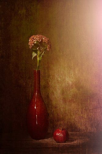Rood stilleven met rode vaas ,rode appel, rode bloem