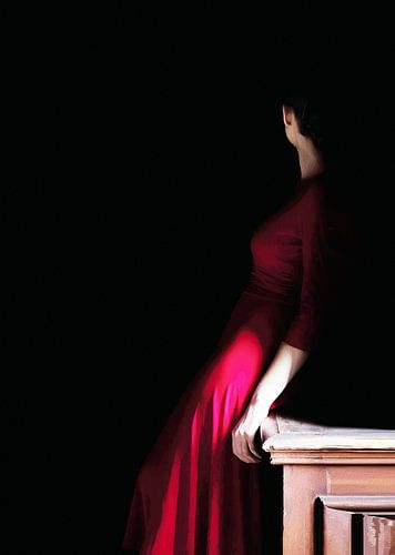 Elegante Rode Jurk Muurkunst - Mysterieuze Vrouw in Schaduwen
