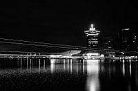 Tour d'Amsterdam et musée du film Eye avec le ferry qui passe à proximité