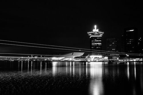 Amsterdamse toren en Eye filmmuseum met passerende veerboot