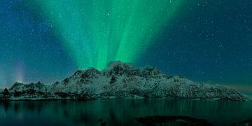 Noorderlicht boven de Lofoten in Noorwegen