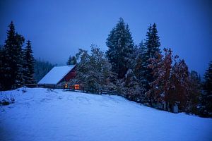 Une confortable maison de village sur une colline dans la nuit d'hiver, Slovénie