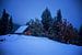 gezellig dorpshuis op heuvel in winternacht, Slovenië van Olha Rohulya