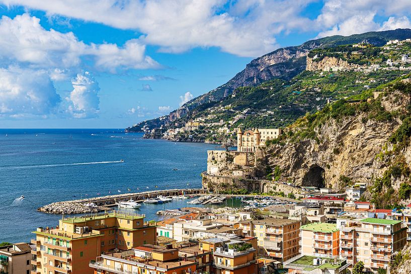 Blick auf Maiori an der Amalfiküste in Italien von Rico Ködder