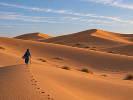 berber in de woestijn in Marokko van Lizet Wesselman
