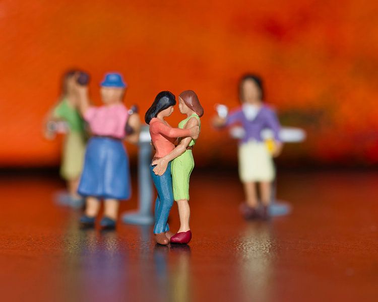 L'amour sur la piste de danse avec des miniatures sur fond orange par Jolanda de Jong-Jansen