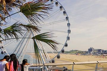 Tropisch Scheveningen met reuzenrad van Karin vanBijlevelt