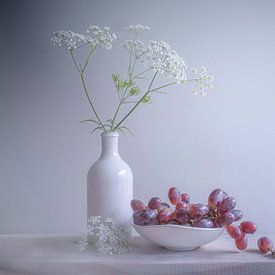 Stilleven met bloem en druiven van Aline Nijland