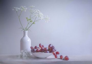 Stilleben mit Blume und Weintrauben von Aline Nijland