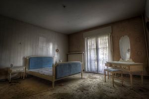 Schlafzimmer in einer verlassenen Villa von Eus Driessen