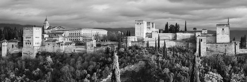 Panoramafoto der Alhambra in schwarz-weiß von Henk Meijer Photography