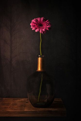 Roze bloem in een industriële vaas Fine art