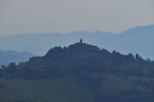 Dorpje op de heuvel in Le Marche, Italië