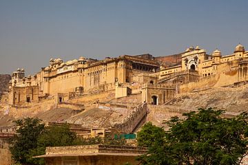 Amber Fort bij Jaipur in India van Roland Brack