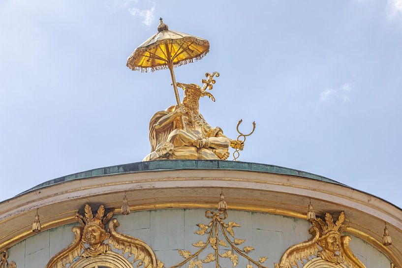 Der Mann auf dem chinesischen Teehaus im Park Sanssouci in Potsdam von t.ART