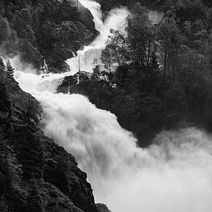 Der Latefossen-Wasserfall in Schwarz-Weiß, Vestland, Norwegen