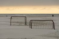 Voetbalgoals op een strand bij zonsondergang van Tonko Oosterink thumbnail
