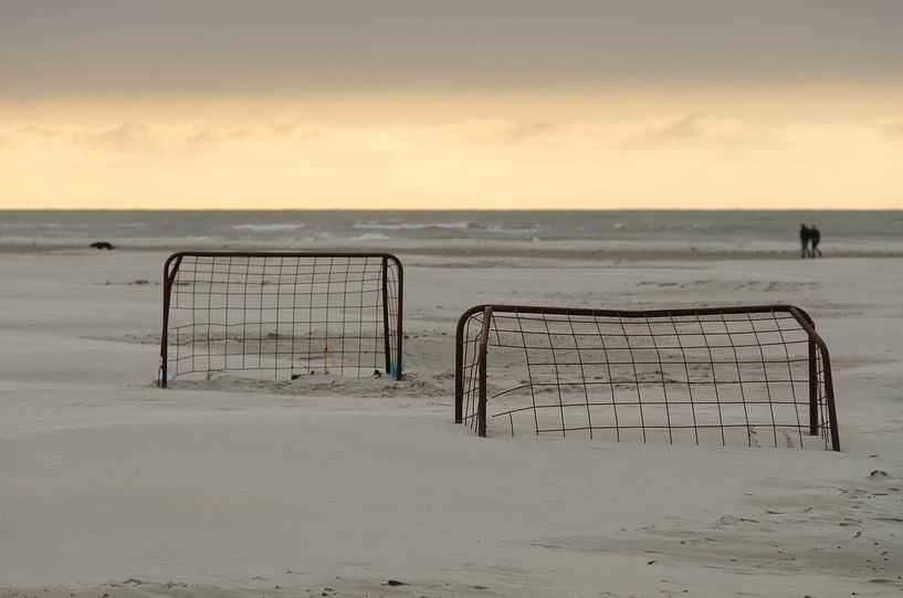 Voetbalgoals op een strand bij zonsondergang van Tonko Oosterink