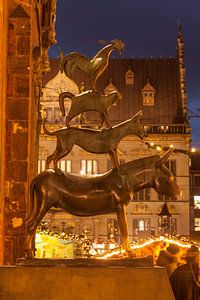 Bremer Stadtmusikanten und Weihnachtsmarkt  bei Abendd�mmerung, Bremen, Deutschland, Europa