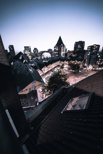 kubuswoningen vanaf dak nacht paars