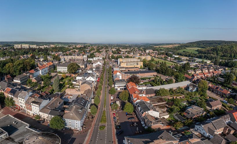 Luchtpanorama van het grensdorpje Vaals in Zuid-Limburg van John Kreukniet