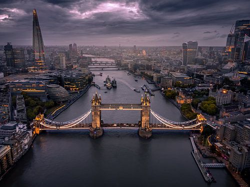 Low-key luchtfoto van de Tower Bridge in Londen