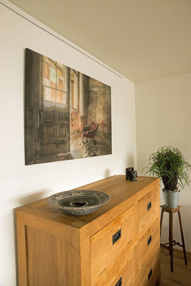 Verlaten plaats - rode fauteuil  van Carina Buchspies 