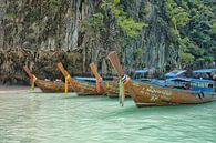 Long-tail boten bij Phi Phi eiland van Bernd Hartner thumbnail