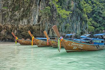 Long-tail boten bij Phi Phi eiland van Bernd Hartner