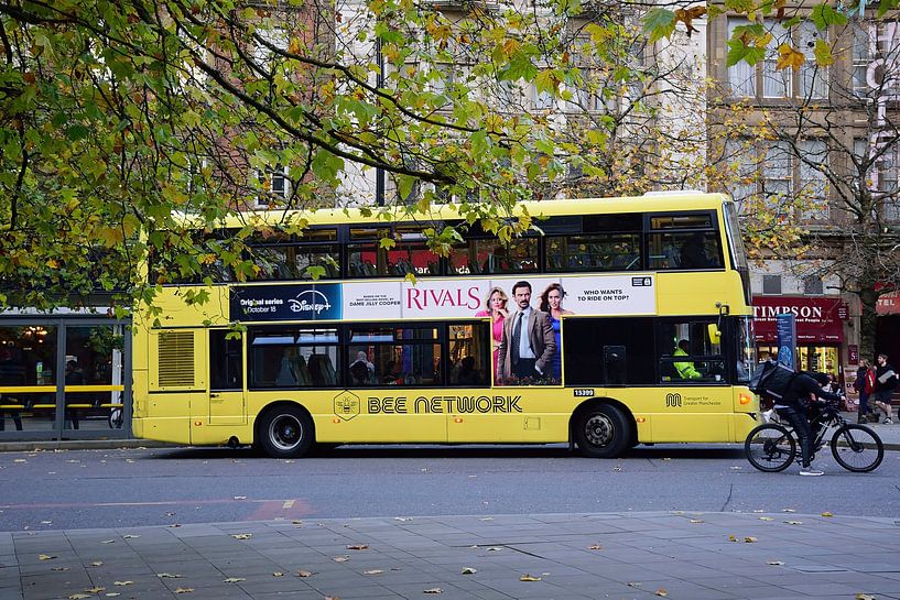 Gele bus van het Bijennetwerk van Frank's Awesome Travels