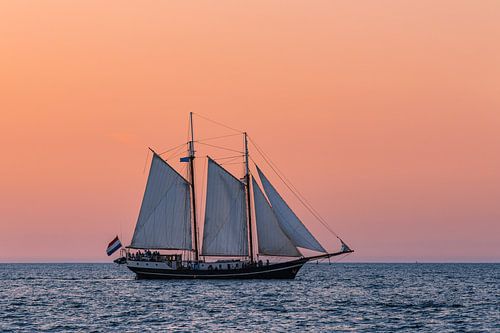 Zeilschip in de zonsondergang bij de Hanse Sail in Rostock