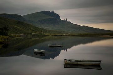 Réflexion de Storr dans le Loch Fada sur Wojciech Kruczynski